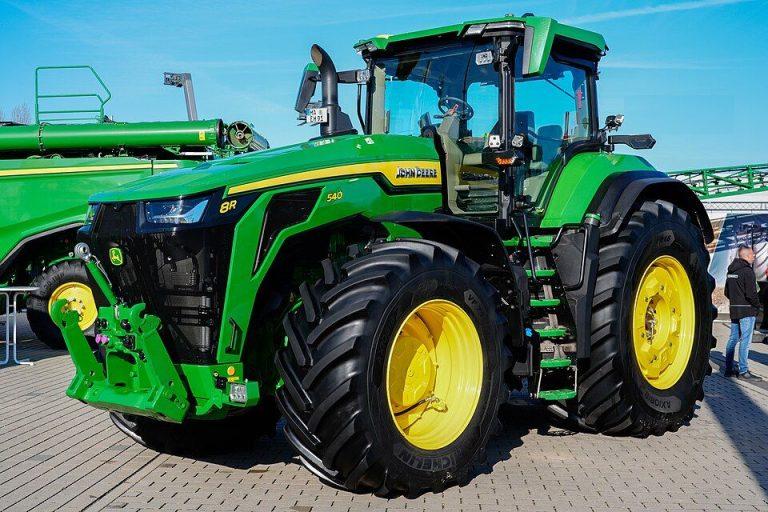 John Deere's Latest 8R Updates Focus on the Driver, Not the Drivetrain